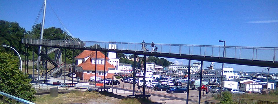 Une passerelle pour piétons 16 mètres au-dessus du port de Sassnitz, parois latérales transparentes, acrophobes s'abstenir