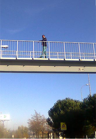 Patrick, asistente personal de vida y acompañante en psicoterapia, sobre un puente de Madrid